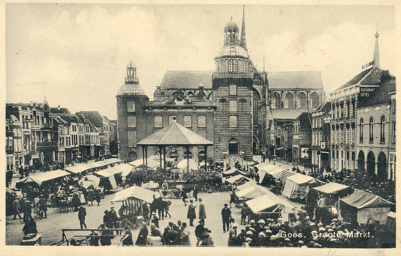 1930 Grote markt Goes waar ze op marktdagen mobiel stonden te slijpen 