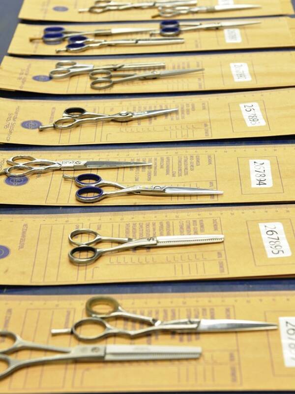 Kappersscharen slijpen en conditioneren bij de kappersgroothandel, extra service voor hun klanten.